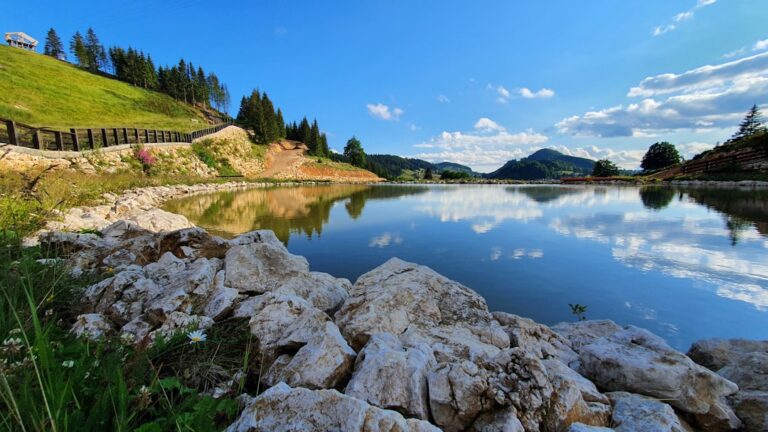 Photo spectacular lakes and dams in Transylvania