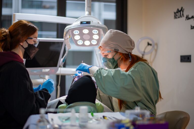 Gingii care sângerează: cum recunoști parodontita din faza incipientă și ce faci concret Gingii care sângerează: cum recunoști parodontita din faza incipientă și ce faci concret