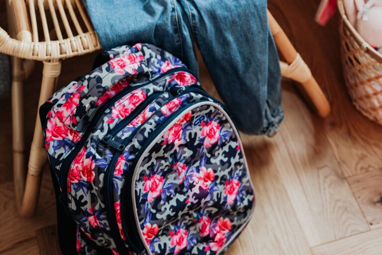 Cum împachetezi un rucsac de weekend fără să iei jumătate din casă Rucsac pregătit pentru o escapadă de weekend, cu haine împăturite și o sticlă reutilizabilă