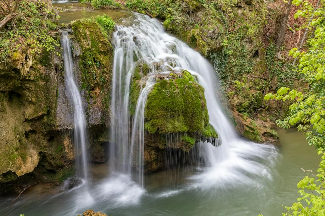 Photo Romania waterfall travel itinerary planning