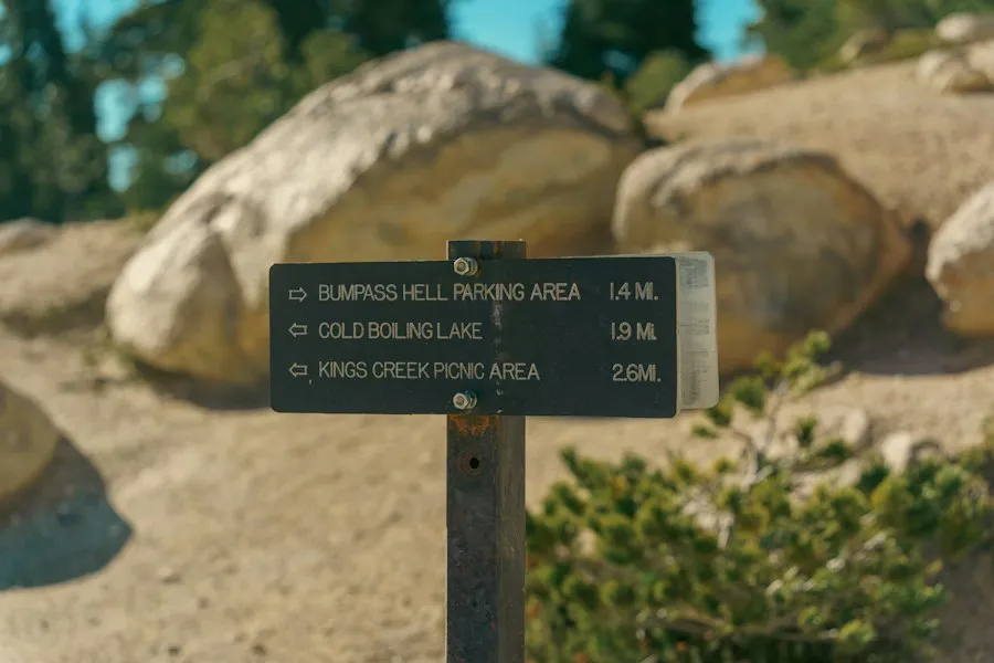 Photo hiking trail landmarks guide